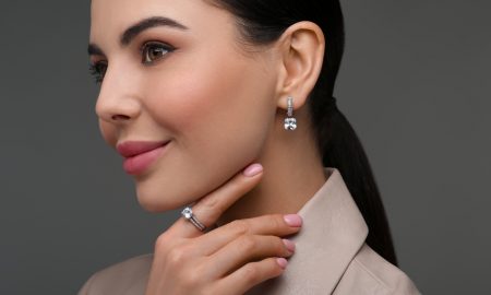 Cercei din aur roz în comparație cu cercei din aur galben