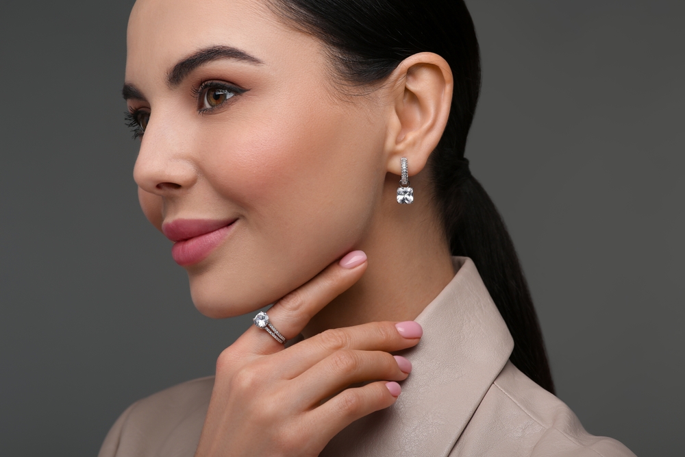 Cercei din aur roz în comparație cu cercei din aur galben