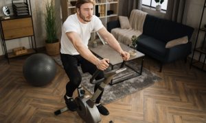 o persoana folosind o bicicleta medicinala acasa