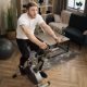 o persoana folosind o bicicleta medicinala acasa
