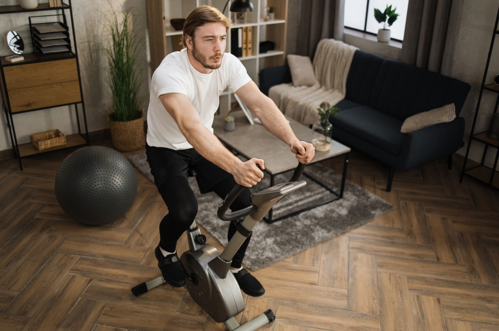 o persoana folosind o bicicleta medicinala acasa